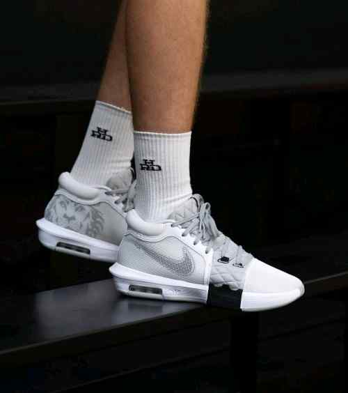 Nikee Lebron Witness 8 VIII White Black