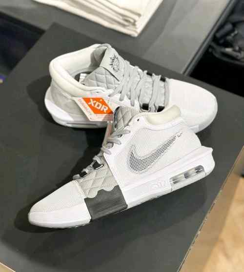 Nikee Lebron Witness 8 VIII White Black