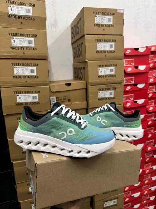 On Cloud surfer Honeydew Ivory
