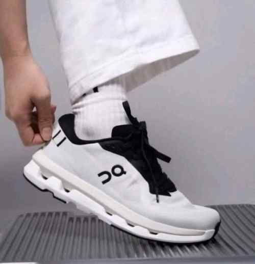 On Running Cloud Zone Ice Black