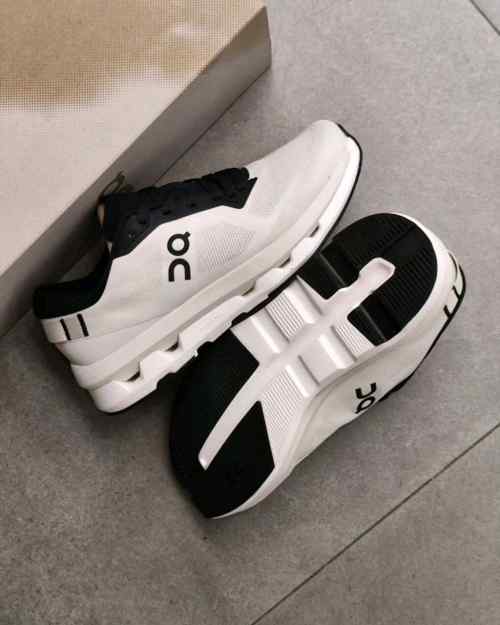 On Running Cloud Zone Ice Black