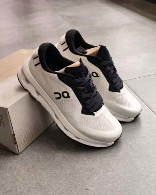 On Running Cloud Zone Ice Black