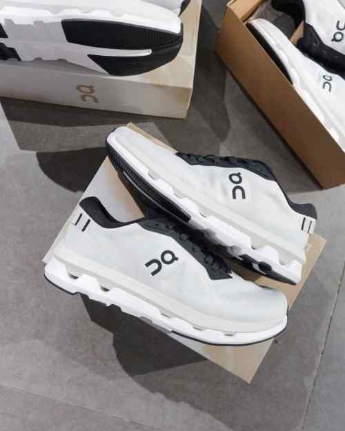 On Running Cloud Zone Ice Black