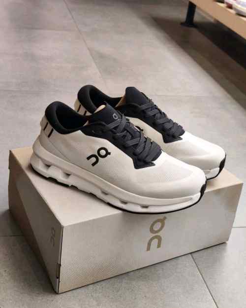 On Running Cloud Zone Ice Black