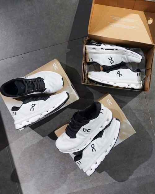 On Running Cloud Zone Ice Black