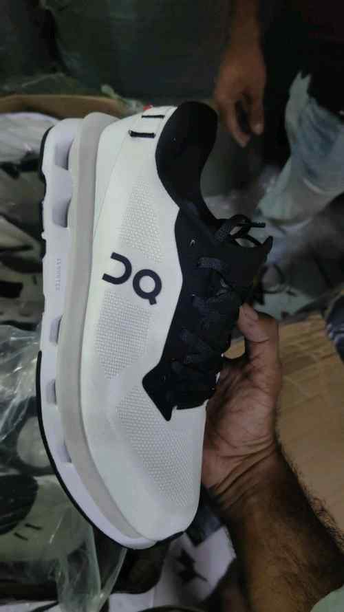 On Running Cloud Zone Ice Black