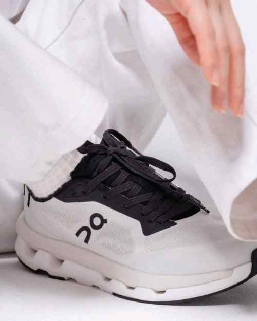 On Running Cloud Zone Ice Black