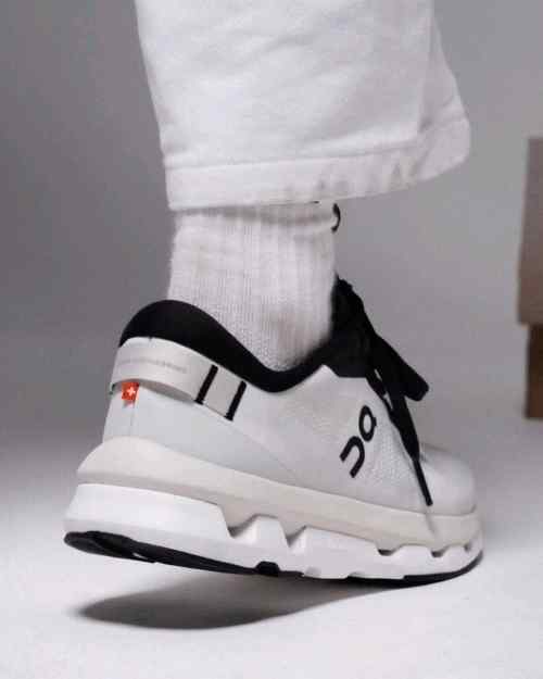 On Running Cloud Zone Ice Black