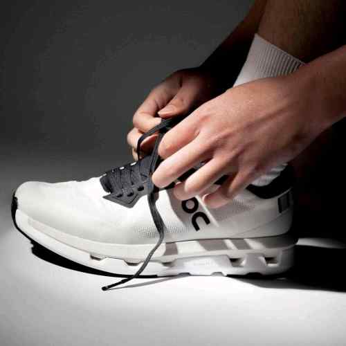On Running Cloud Zone Ice Black
