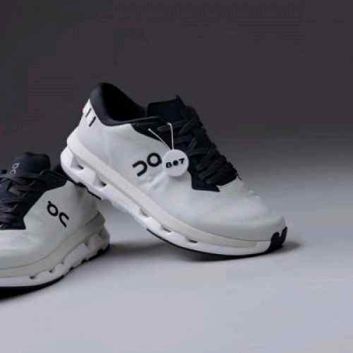 On Running Cloud Zone Ice Black