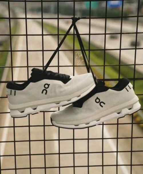 On Running Cloud Zone Ice Black
