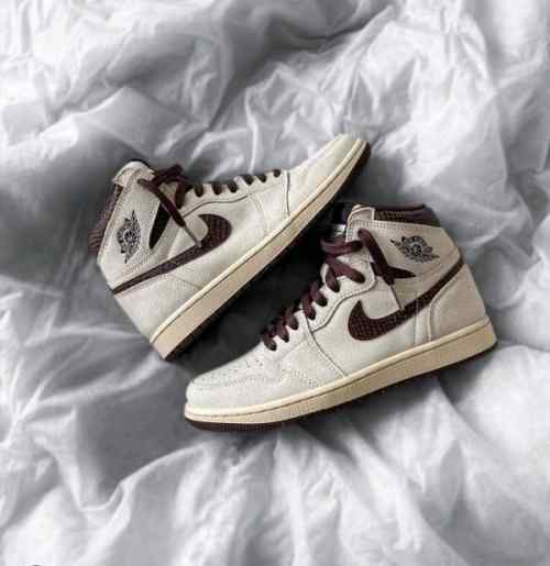 NIKEE AIR JORDAN 1 RETRO HIGH OG A MA MANIERE SEMI UA