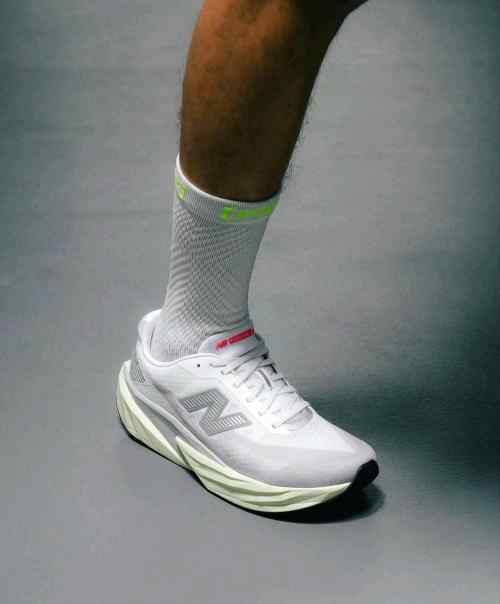Neww balance v5 fuel cell rebel white
