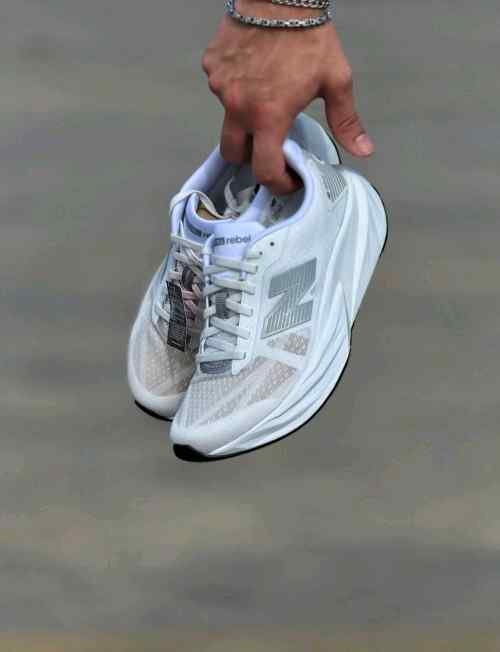 Neww balance v5 fuel cell rebel white