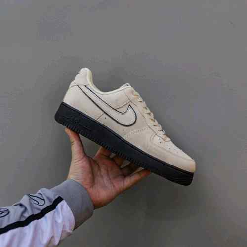 Nikee Airforce 1 07 LV 8 low light khaki