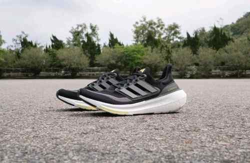 adidass ultraboost 23 black light