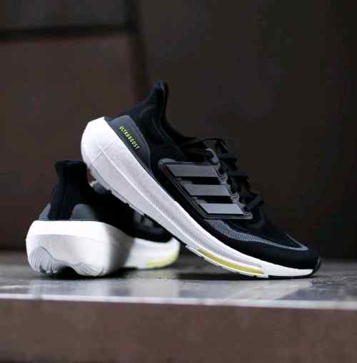 adidass ultraboost 23 black light