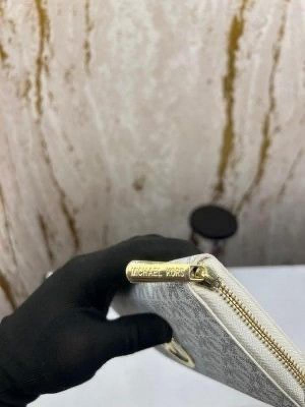 MICHAEL KOR_S PREMIUM LONG WALLET WITH OG BOX 60017 ( WHITE )