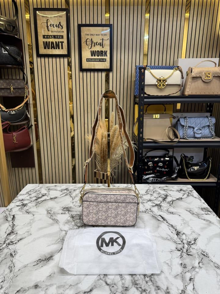 Michael_Kors Jet Set Signature Empire Shoulder Bag With Dust Bag (Beige)
