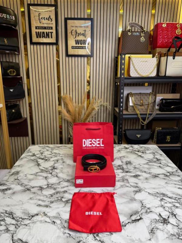 Diese_l Premium Quality Initials Buckle With Box And Dust Bag Including Carry Bag (31-4)