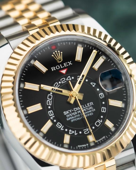 Rolee_x Oyster Perpetual Sky Dweller 2Ton-Gold-Black