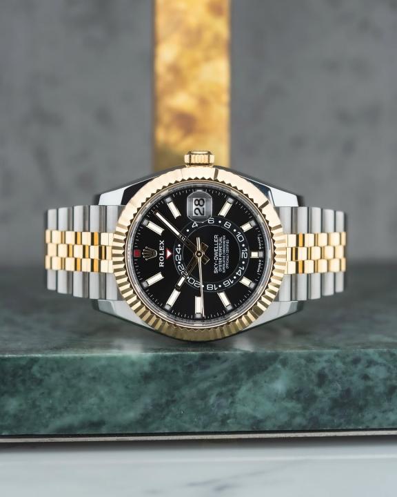 Rolee_x Oyster Perpetual Sky Dweller 2Ton-Gold-Black