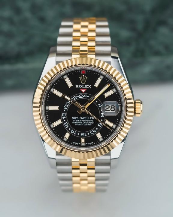 Rolee_x Oyster Perpetual Sky Dweller 2Ton-Gold-Black