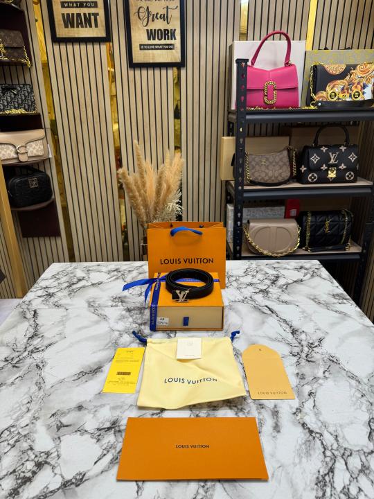 Loui_s Vuitton LV Initials Gold Diamond Buckle Premium Leather Belt (6)