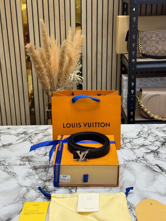 Loui_s Vuitton LV Initials Gold Diamond Buckle Premium Leather Belt (6)