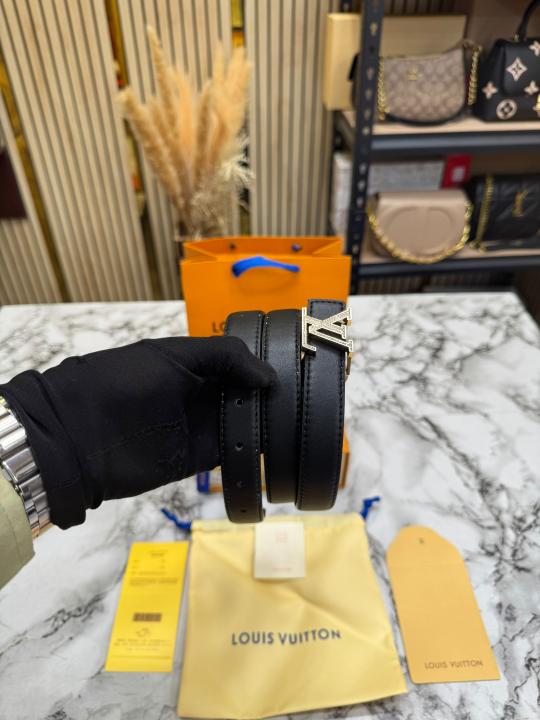 Loui_s Vuitton LV Initials Gold Diamond Buckle Premium Leather Belt (6)