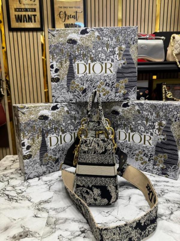 Christian_Dior_Lady_Embroidered_Canvas_Toile_De_Jouy_Style_Premium_Quality_(Black-Tiger-0889)