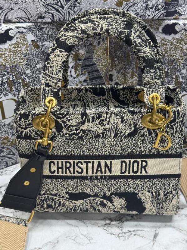 Christian_Dior_Lady_Embroidered_Canvas_Toile_De_Jouy_Style_Premium_Quality_(Black-Tiger-0889)