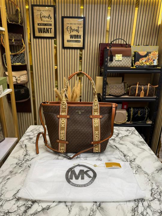 MICHAEL KOR_S MAEVE SIGNATURE LOGO SMALL CONVERTIBLE OPEN TOTE WITH DUST BAG (BROWN) (V-22314)