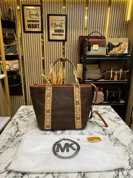 MICHAEL KOR_S MAEVE SIGNATURE LOGO SMALL CONVERTIBLE OPEN TOTE WITH DUST BAG (BROWN) (V-22314)