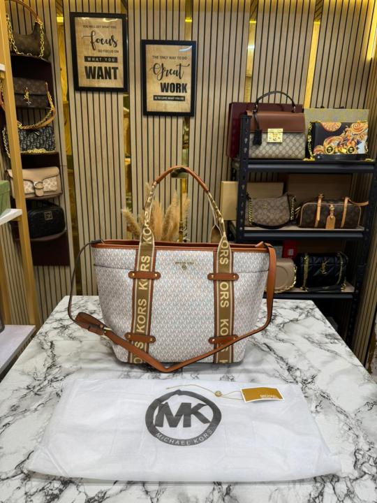 MICHAEL KOR_S MAEVE SIGNATURE LOGO SMALL CONVERTIBLE OPEN TOTE WITH DUST BAG (BIEGE BROWN) (V-22314)
