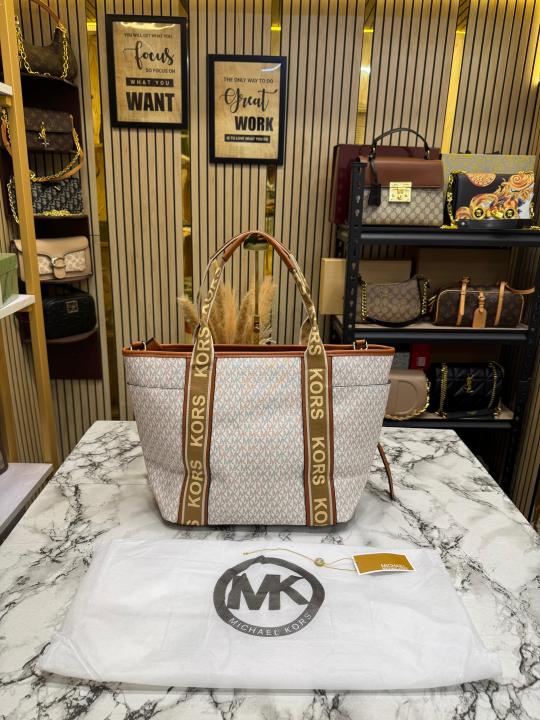MICHAEL KOR_S MAEVE SIGNATURE LOGO SMALL CONVERTIBLE OPEN TOTE WITH DUST BAG (BIEGE BROWN) (V-22314)