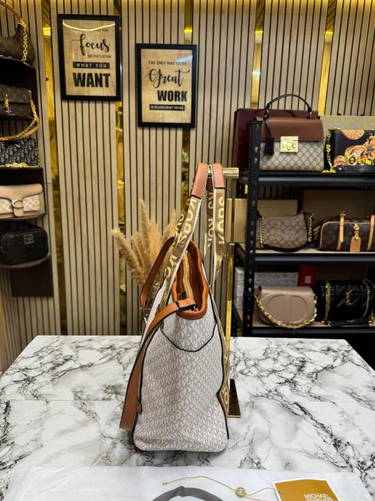 MICHAEL KOR_S MAEVE SIGNATURE LOGO SMALL CONVERTIBLE OPEN TOTE WITH DUST BAG (BIEGE BROWN) (V-22314)