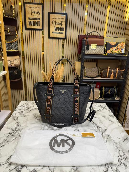 MICHAEL KOR_S MAEVE SIGNATURE LOGO SMALL CONVERTIBLE OPEN TOTE WITH DUST BAG (BLACK) (V-22314)