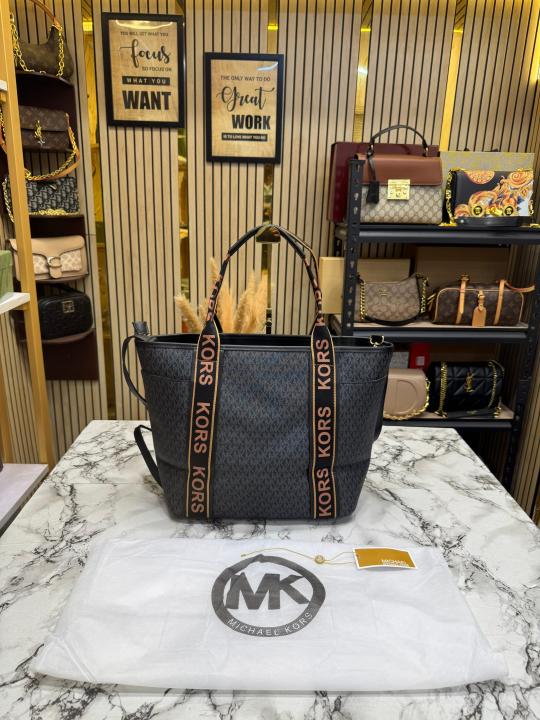 MICHAEL KOR_S MAEVE SIGNATURE LOGO SMALL CONVERTIBLE OPEN TOTE WITH DUST BAG (BLACK) (V-22314)