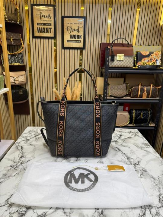 MICHAEL KOR_S MAEVE SIGNATURE LOGO SMALL CONVERTIBLE OPEN TOTE WITH DUST BAG (BLACK) (V-22314)
