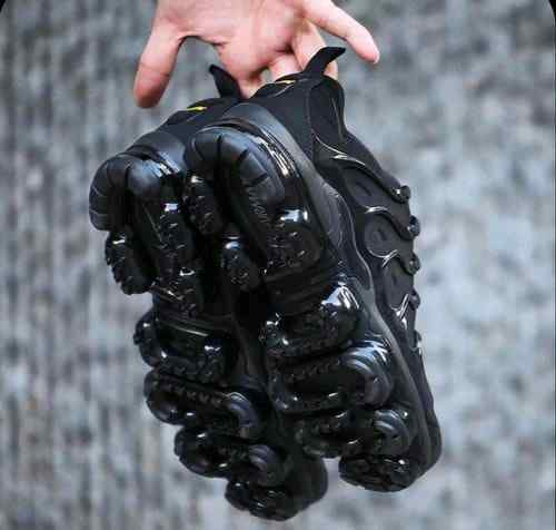 nikee  air vapormax plus  TRIPLE BLACK