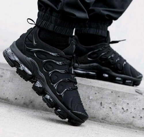 nikee  air vapormax plus  TRIPLE BLACK