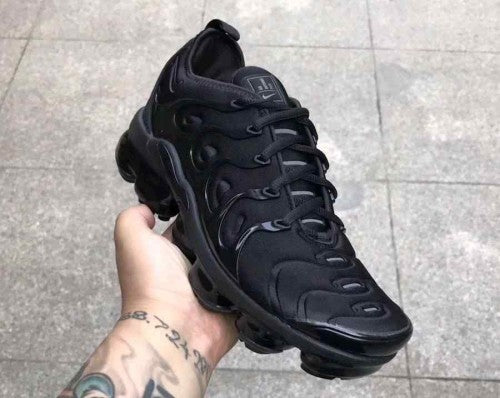 nikee  air vapormax plus  TRIPLE BLACK