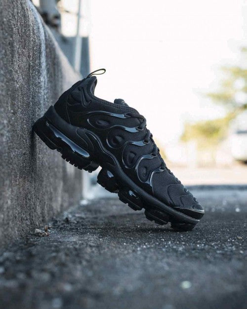 nikee  air vapormax plus  TRIPLE BLACK