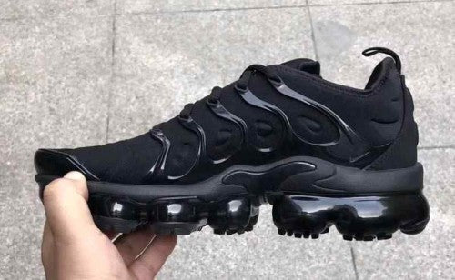 nikee  air vapormax plus  TRIPLE BLACK
