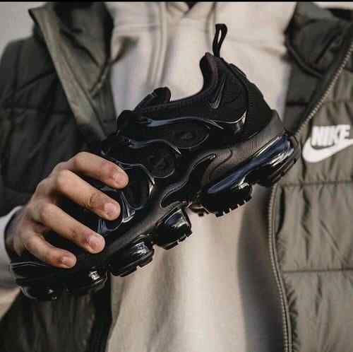 nikee  air vapormax plus  TRIPLE BLACK