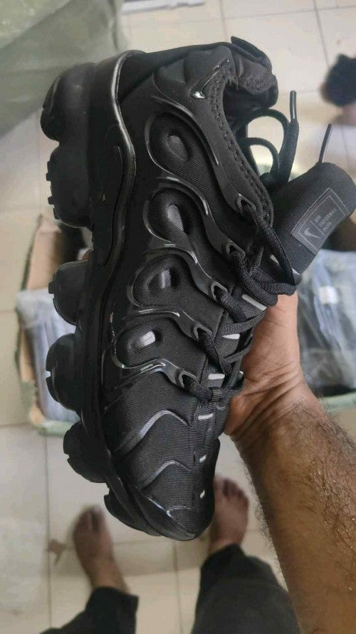 nikee  air vapormax plus  TRIPLE BLACK