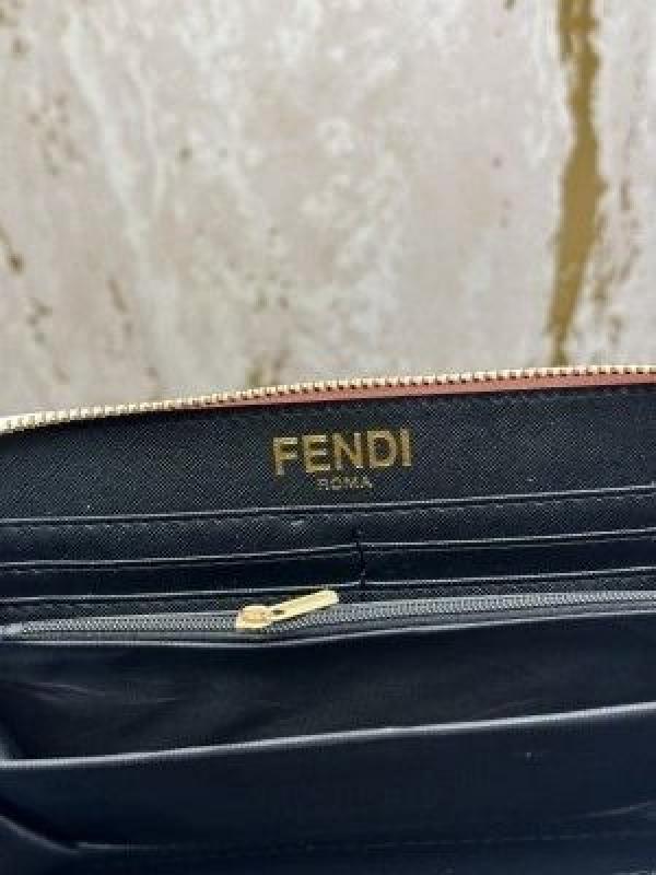 FEND_I PREMIUM WALLET 1017 no on box 5