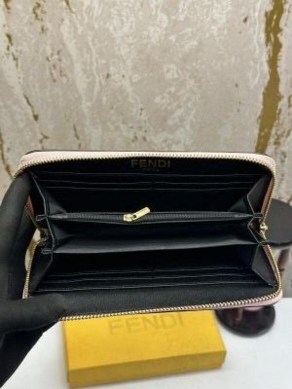 FEND_I PREMIUM WALLET 1017 no on box 5