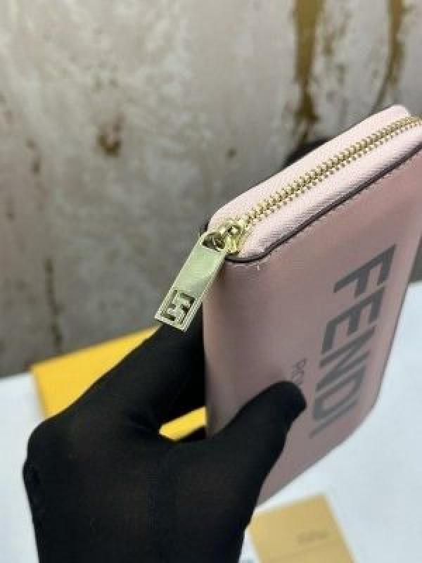 FEND_I PREMIUM WALLET 1017 no on box 5